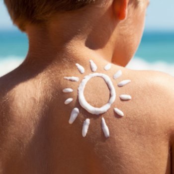 Como tratar as queimaduras solares na pele de uma criança