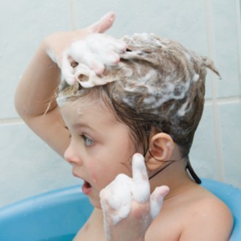 Como usar o xampu com as crianças