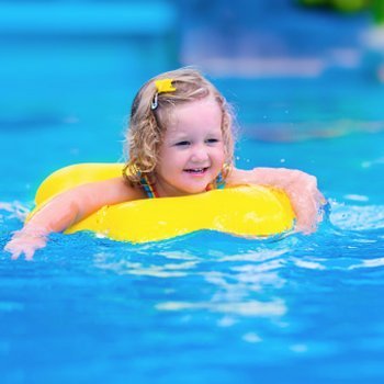 Perigos que os bebês enfrentam na piscina