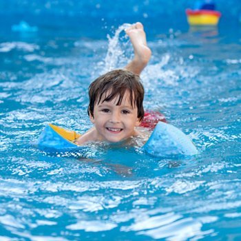 Crianças seguras na piscina
