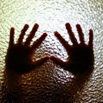 Como ajudar crianças que se auto-agridem