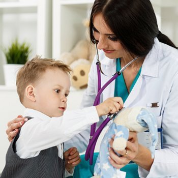 Como o pediatra deve se comunicar com a criança