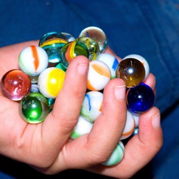 Bolas de gude. Brincadeiras populares de crianças no Brasil