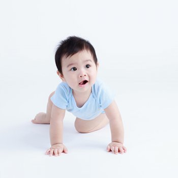 Benefícios de engatinhar para o desenvolvimento do bebê