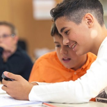 Por que as crianças não devem usar o celular nas escolas