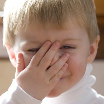 Como ajudar crianças desconfiadas