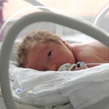 Crianças que nascem com problemas no intestino