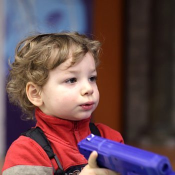 Brinquedos bélicos para crianças, sim ou não?