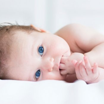 Por que existem crianças que chupam os dedos