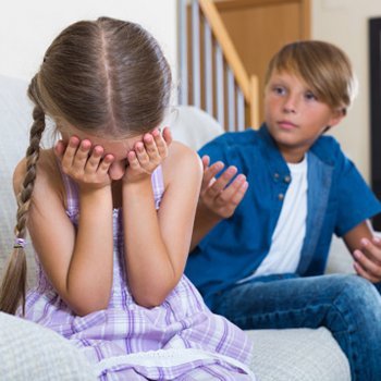 Bullying entre irmãos. Causas e sintomas