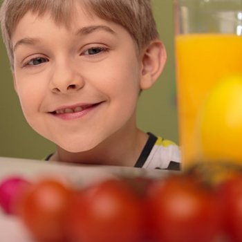 Alimentos que curam as crianças: doenças do estômago