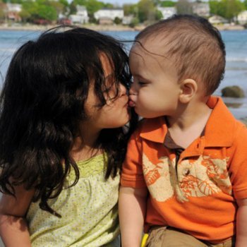 Por que as crianças se beijam na boca