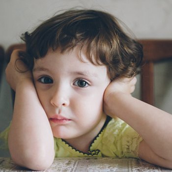 Criança mal humorada, gênio ruim e mau temperamento