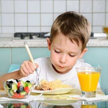 6 conselhos para ensinar à criança bons modos à mesa