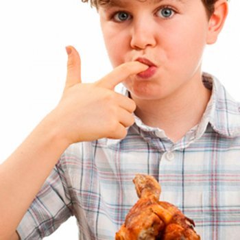 Crianças glutonas e ansiosas com a comida