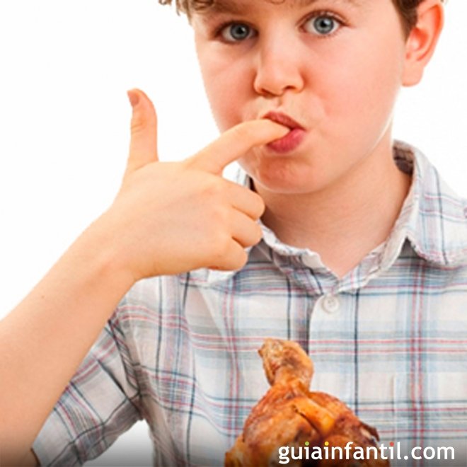 Crianças glutonas e ansiosas com a comida