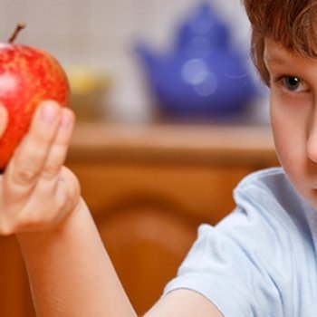 8 coisas que as crianças não devem fazer depois de comer