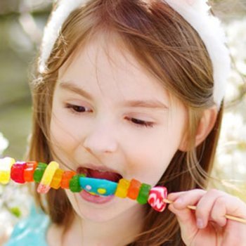 Como os conservantes e corantes alimentares afetam as crianças