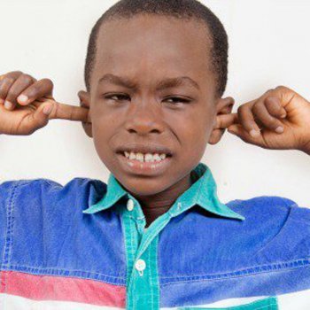 5 erros ao tirar a cera do ouvido da criança