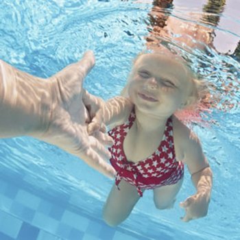 7 passos para ensinar a criança a nadar