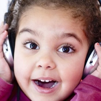 Os perigos do uso de fones de ouvido nas crianças