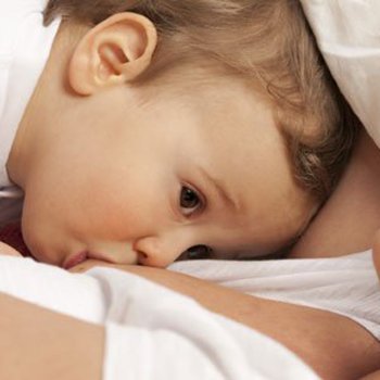 Benefícios do aleitamento materno prolongado para os bebês