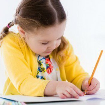 Por que existem crianças que nascem canhotas