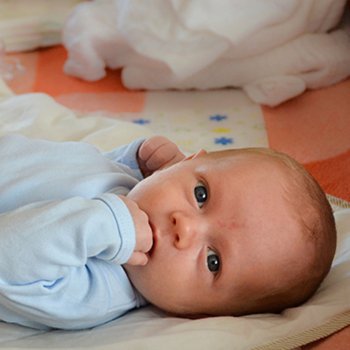 A cor das fezes do bebê