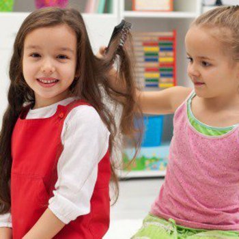 Como cuidar do cabelo de meninas com fios longos