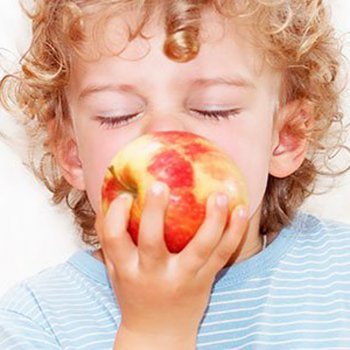 Fruta com casca para as crianças: sim ou não