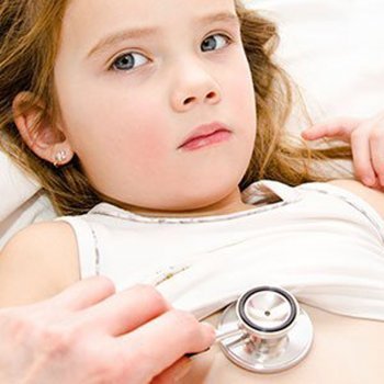 Bebês e crianças com Pneumonia