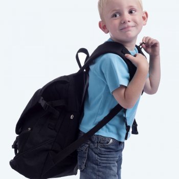 A mochila e as costas das crianças