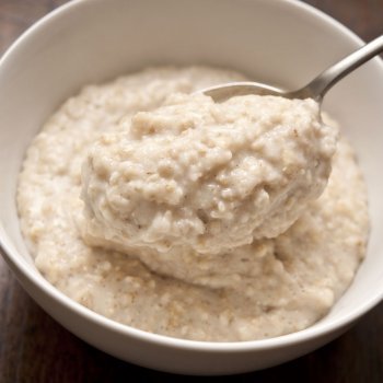 Mingau de aveia para bebês e crianças