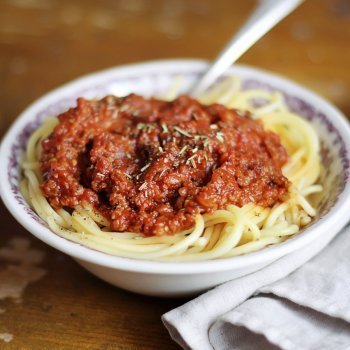 Espaguete à bolonhesa. Receita italiana para crianças