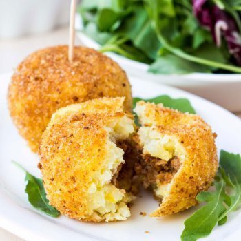 Bolinhas de arroz recheadas de carne moída. Receita italiana para crianças