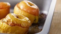 Maçãs assadas ao forno ao estilo tradicional. Receitas para crianças