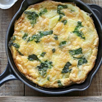 Tortilha de abobrinha, bacon e espinafre. Janta para crianças