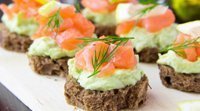 Canapé de abacate com salmão. Receitas rápidas para crianças