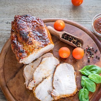 Lombo de porco suculento com molho de cenoura e tomate