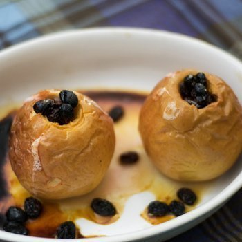 Maçãs assadas no microondas. Receitas rápidas