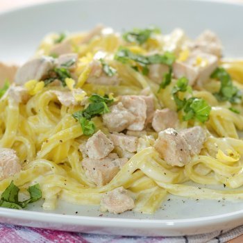 Macarrão com salmão e bechamel. Receita fácil