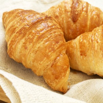 Croissant recheado com geléia de morango. Merenda para crianças
