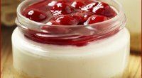 Cheesecake de cerejas em frascos para as crianças