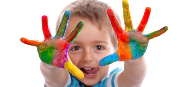 como-eliminar-manchas-pintura-roupa-criança A