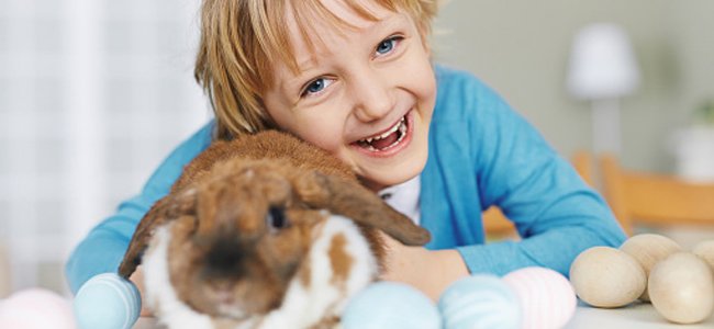 a-brincadeira-dos-ovos-de-páscoa-crianças A a-brincadeira-dos-ovos-de-páscoa-crianças A