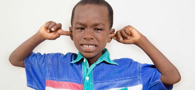 5-erros-ao-tirar-a-cera-ouvido A