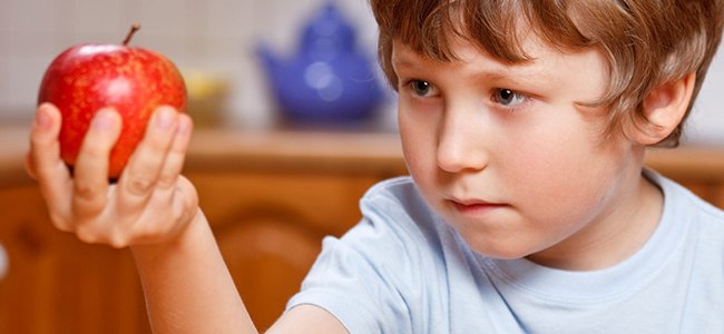 8-coisas-que-as-crianças-não-devem-fazer-comer A