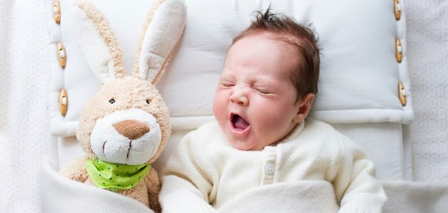 bebê-bocejando-coelhinho-cama A bebê-bocejando-coelhinho-cama A