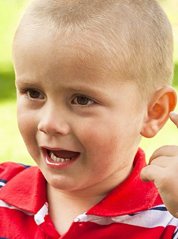 Gagueira infantil. Criança com gagueira Gagueira infantil. Criança com gagueira