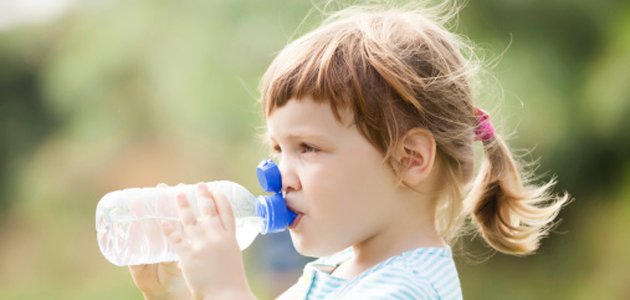 menina-bebendo-água A menina-bebendo-água A